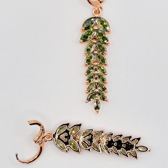 🎀18k Luxury Peridot Leaf Drop Earings - Picture 4 of 5